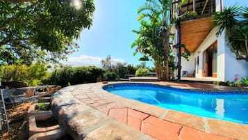 Piscina externa, espreguiçadeiras