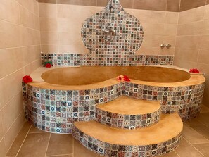Shower, rainfall showerhead, hair dryer, towels - Nungwi Garden Boutique Hotel (Nungwi)
