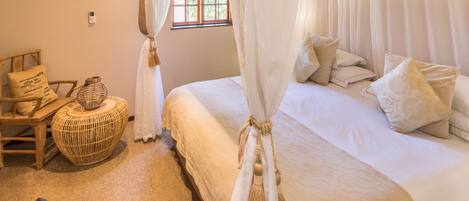 In-room safe, desk, free WiFi