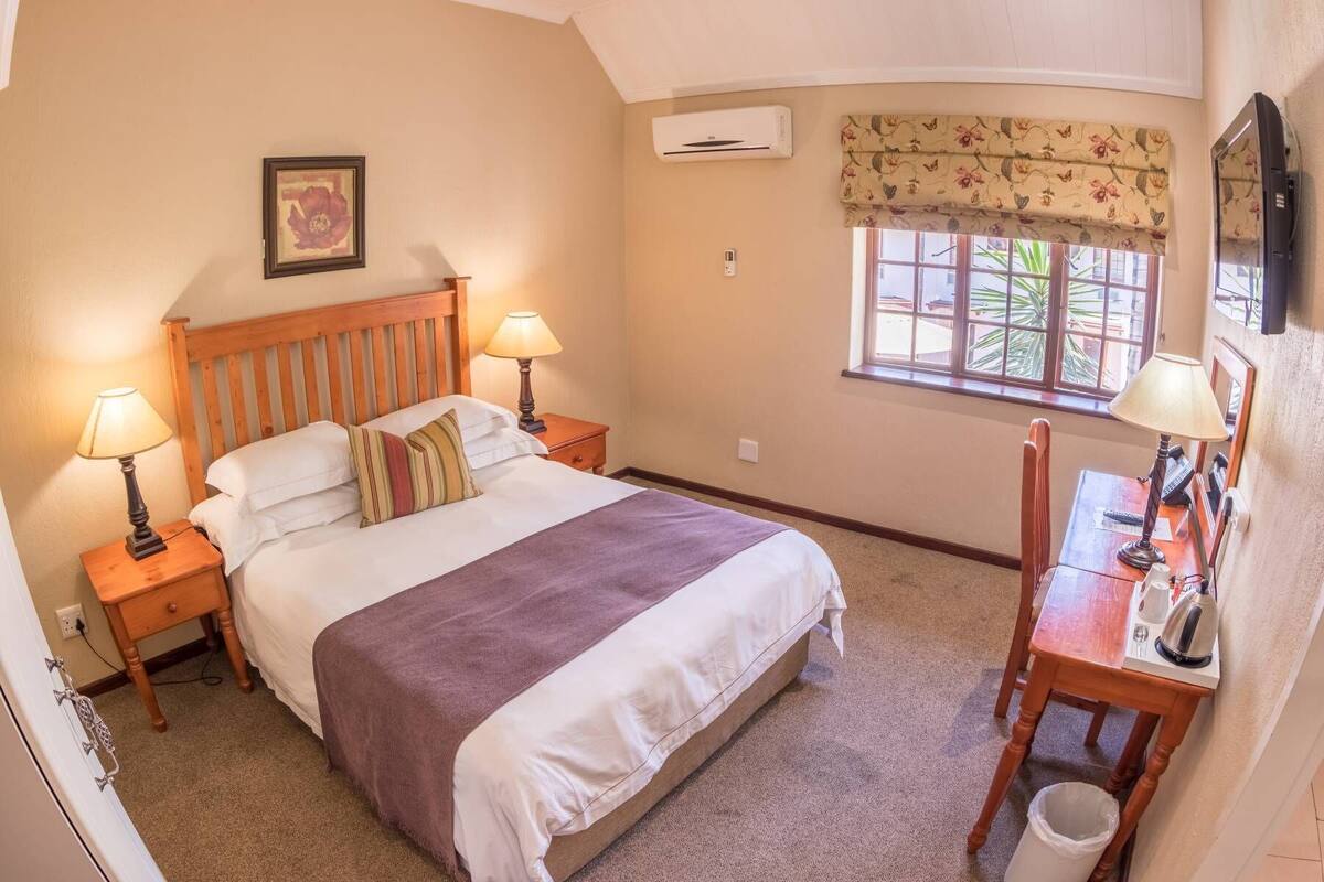 Classic Double or Twin Room, Ensuite | Premium bedding, in-room safe, desk, laptop workspace