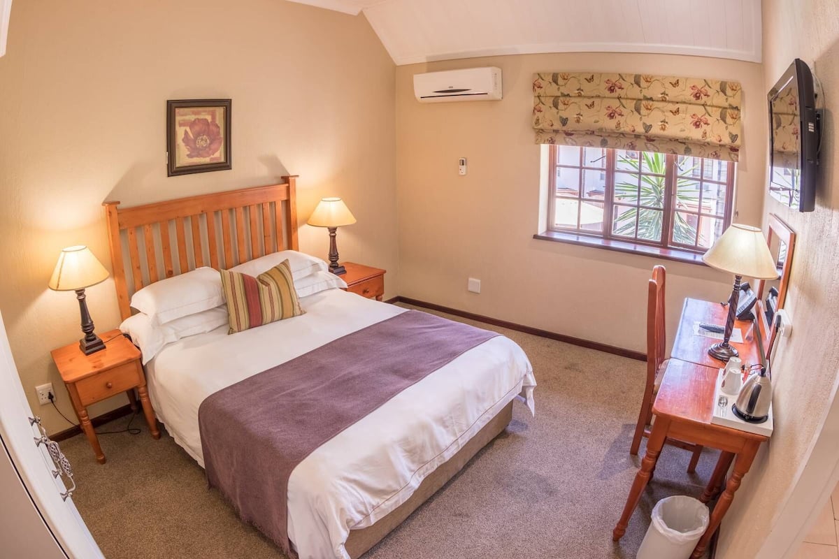 Classic Double or Twin Room, Ensuite | Premium bedding, in-room safe, desk, laptop workspace