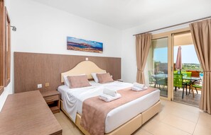 Suite Deluxe, 2 chambres, piscine privée, vue montagne | Literie hypoallergénique, coffres-forts dans les chambres, bureau