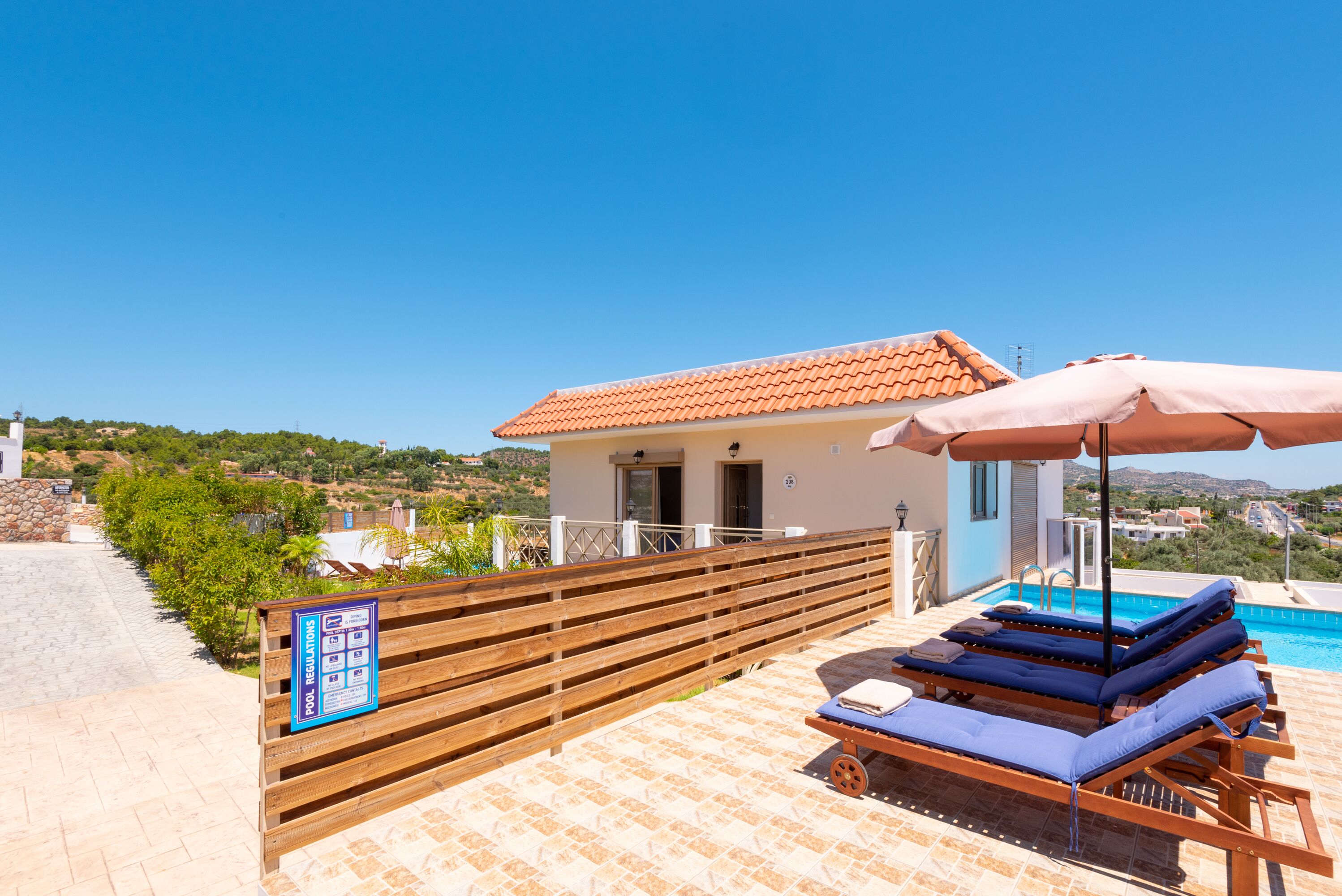 Deluxe-Suite, 2 Schlafzimmer, eigener Pool, Bergblick | Allergikerbettwaren, Zimmersafe, Schreibtisch, schallisolierte Zimmer