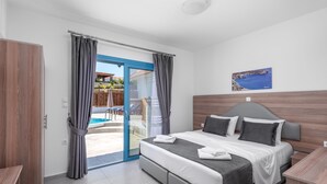 Un dormitorio moderno con una cama grande, vista a una piscina y un cabecero de madera.