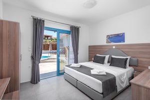 Classic Apartment, Private Pool | Hypo-allergenic bedding, in-room safe, desk, soundproofing