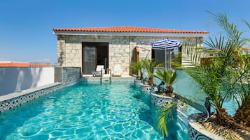 Ropa de cama hipoalergénica y caja de seguridad en la habitación