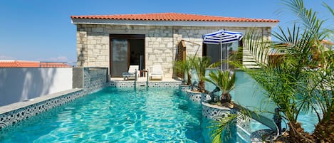 Junior-sviitti | Allergiatestatut vuodevaatteet, tallelokero huoneessa, työpöytä