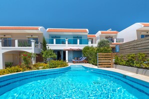 Seasonal outdoor pool, pool umbrellas, sun loungers - Kolymbia Village (Rhodes)