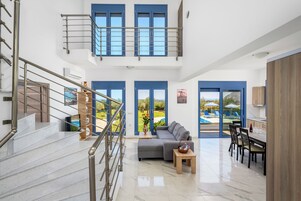 高级套房, 5 间卧室, 私人游泳池, 山景 | 起居区 | 平板电视、DVD 播放器