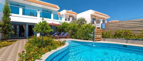 Deluxe-sviitti, 2 makuuhuonetta, yksityinen uima-allas, merinäköala | Ulkouima-allas | Ulkouima-allas, aurinkovarjoja, aurinkotuoleja