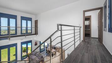 Superior-Suite, 5 Schlafzimmer, eigener Pool, Bergblick | Wohnbereich | 32-Zoll-Flachbildfernseher mit Satellitenempfang, Fernseher, DVD-Player