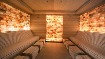 Eine Sauna mit Holzsitzen und einer Wand mit einem Muster, das Wärme abstrahlt.