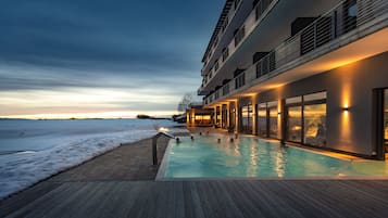 Una piscina al aire libre de temporada, sombrillas