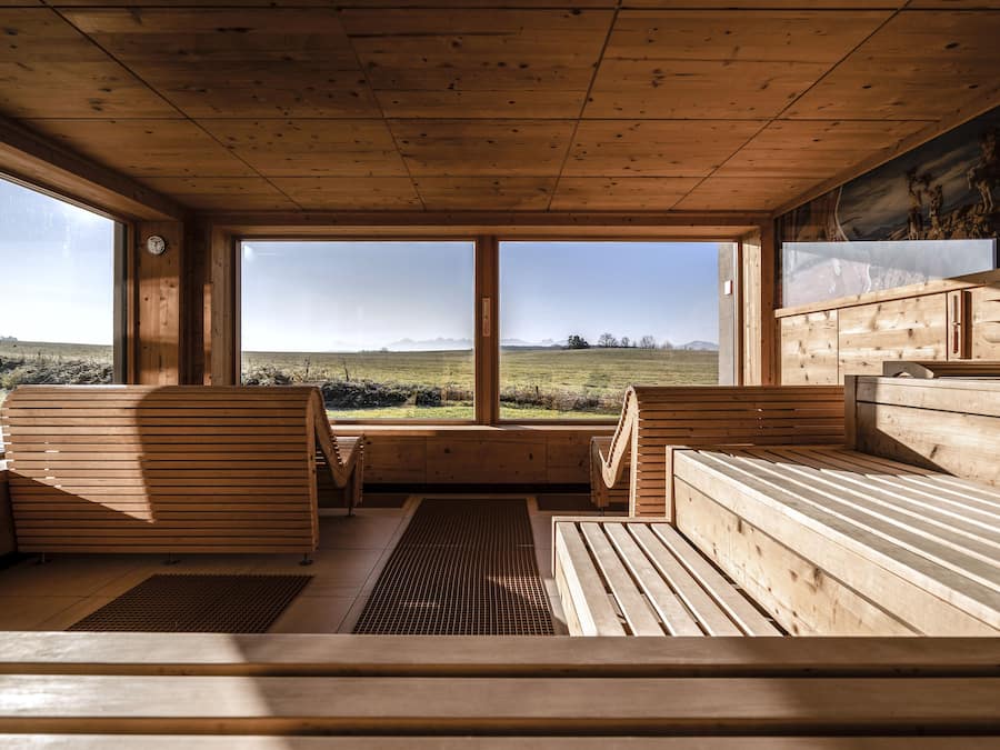 ساونا، غرفة بخار، علاجات للجسم، جلسات تدليك بالأحجار الساخنة