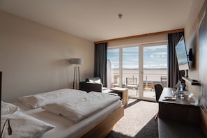 Standard Double Room | Hypo-allergenic bedding, in-room safe, desk, iron/ironing board