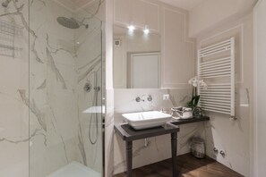 Apartment | Bathroom | Shower, hair dryer, bidet, towels - Suite & View (Florence)