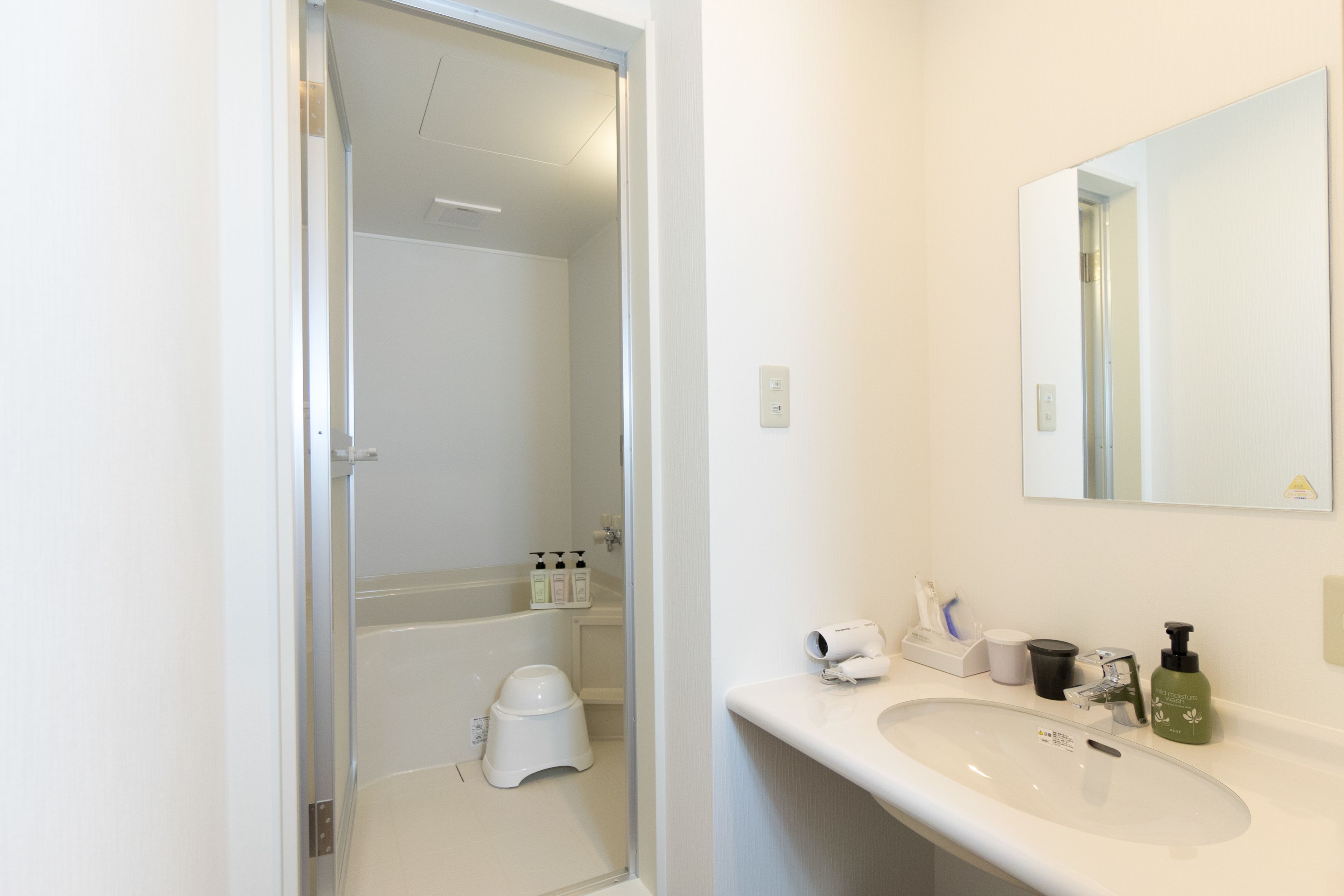 standard twin room | bathroom | separate bathtub and shower, hair dryer, slippers, bidet