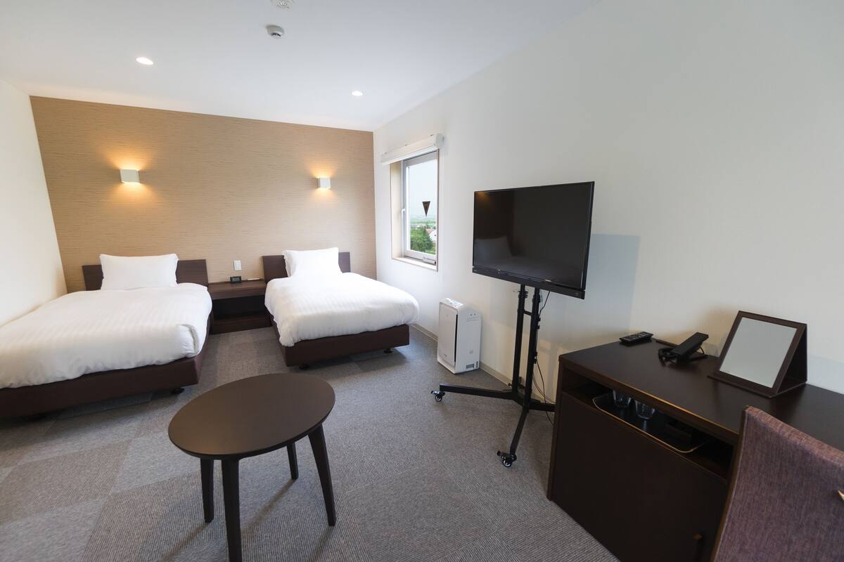 deluxe twin room | desk, free wifi, bed sheets