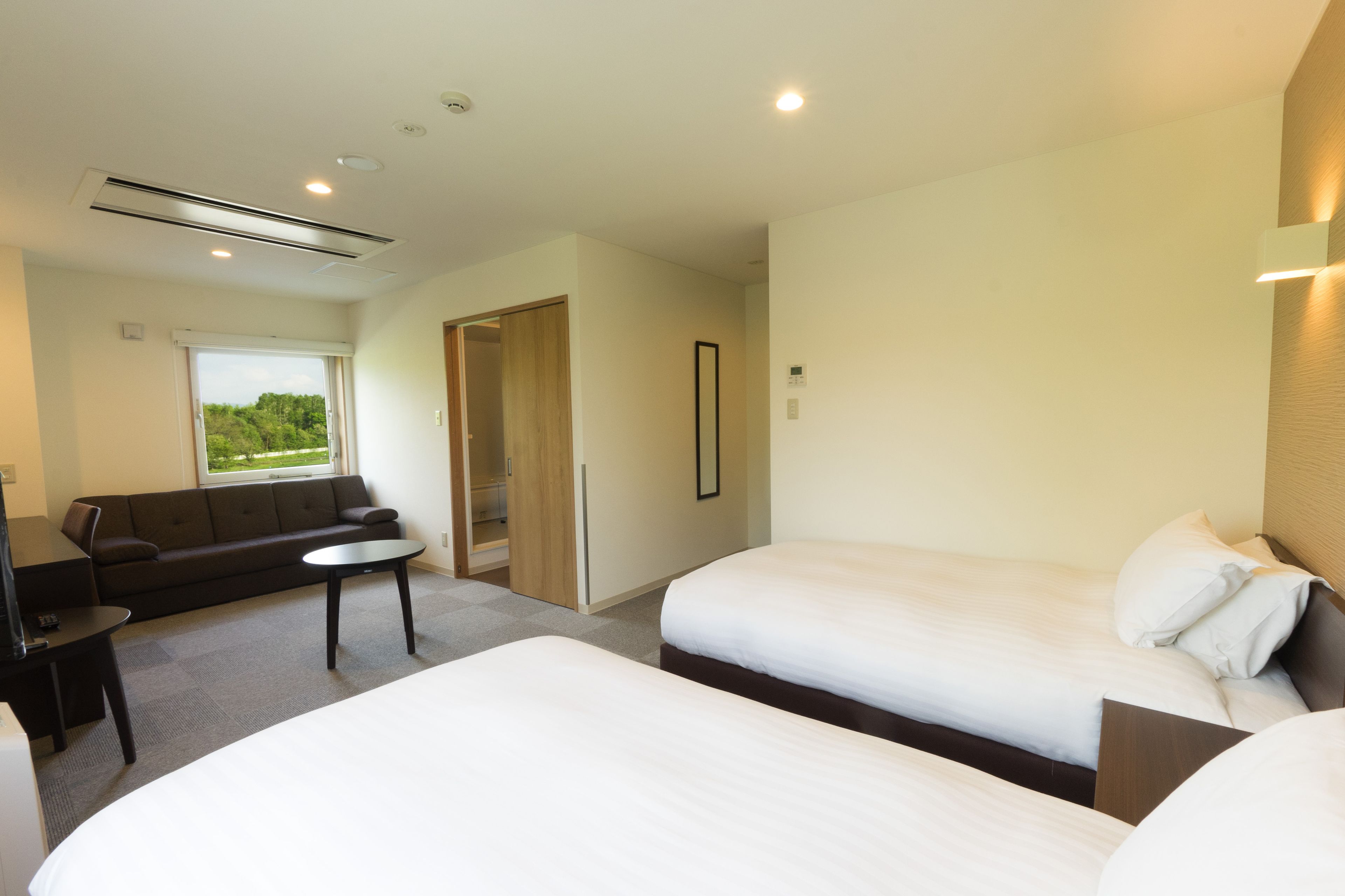 deluxe twin room | desk, free wifi, bed sheets