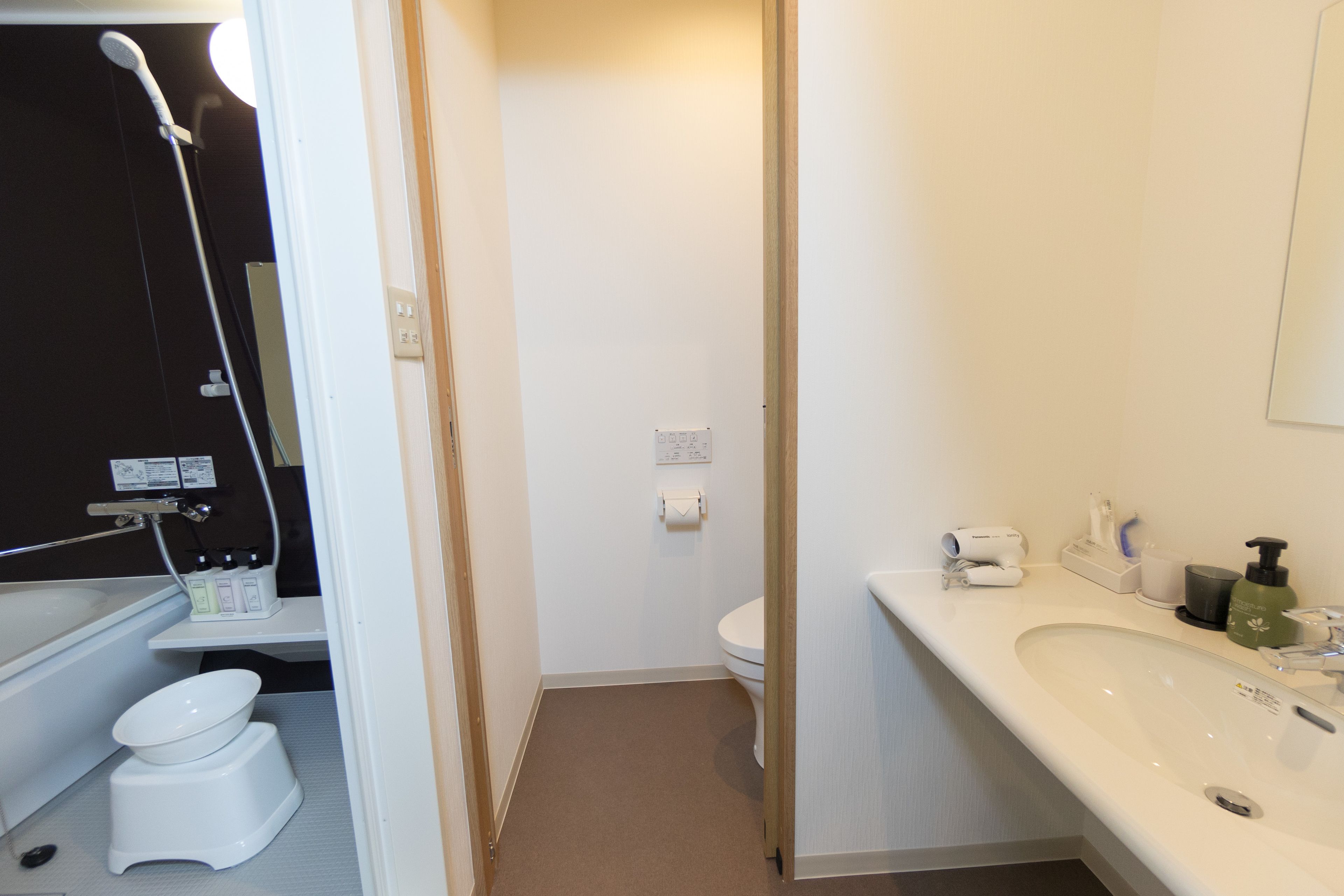 deluxe twin room | bathroom | separate bathtub and shower, hair dryer, slippers, bidet