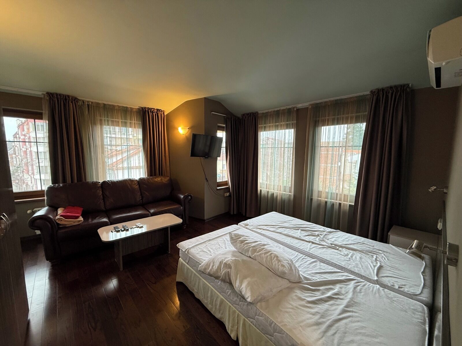 أغطية فراش متميزة ومكتب ومساحة عمل للكمبيوتر المحمول وستائر تعتيم