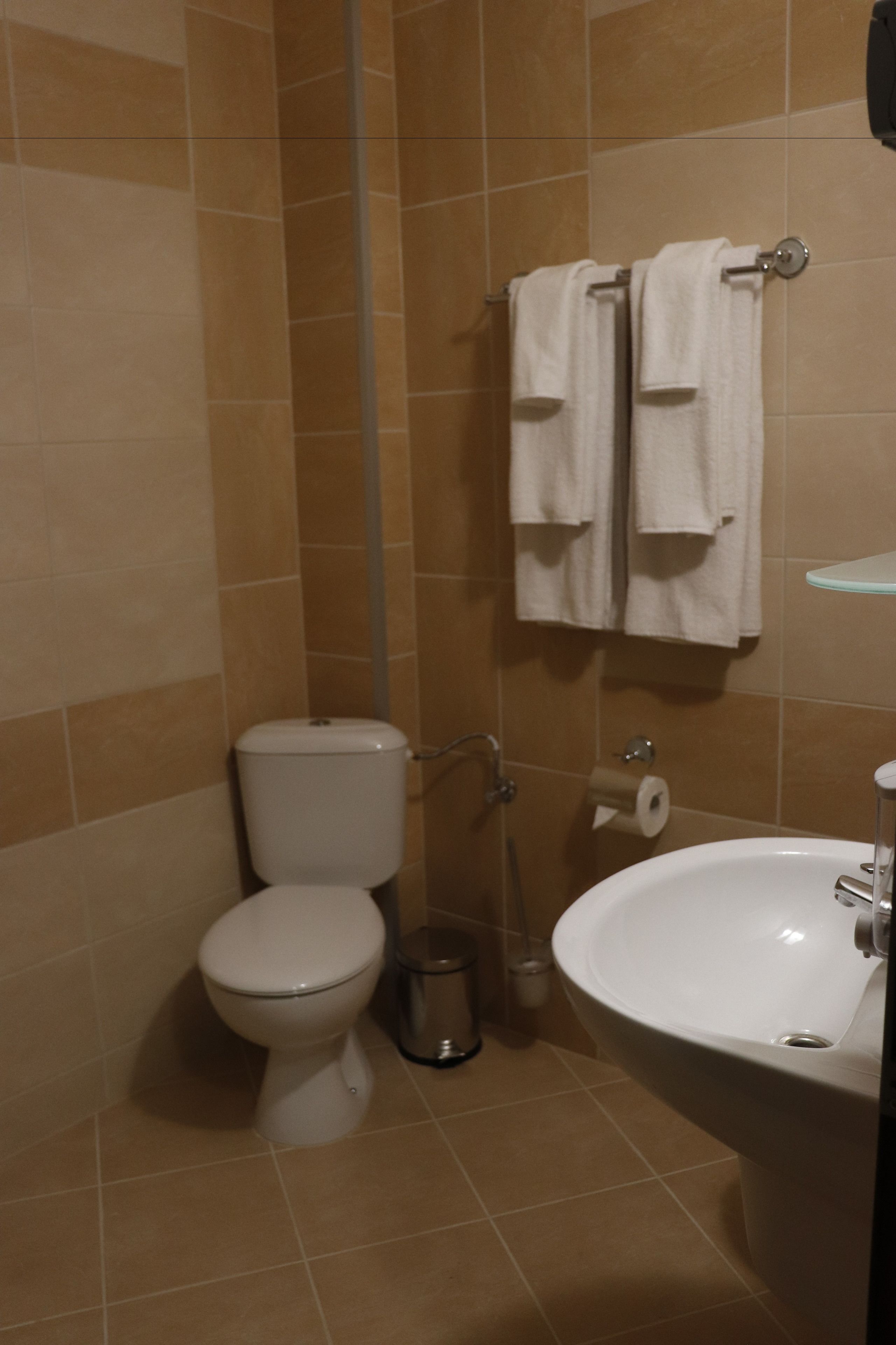 comfort triple room, non smoking, city view | bathroom | shower, free toiletries, hair dryer, towels