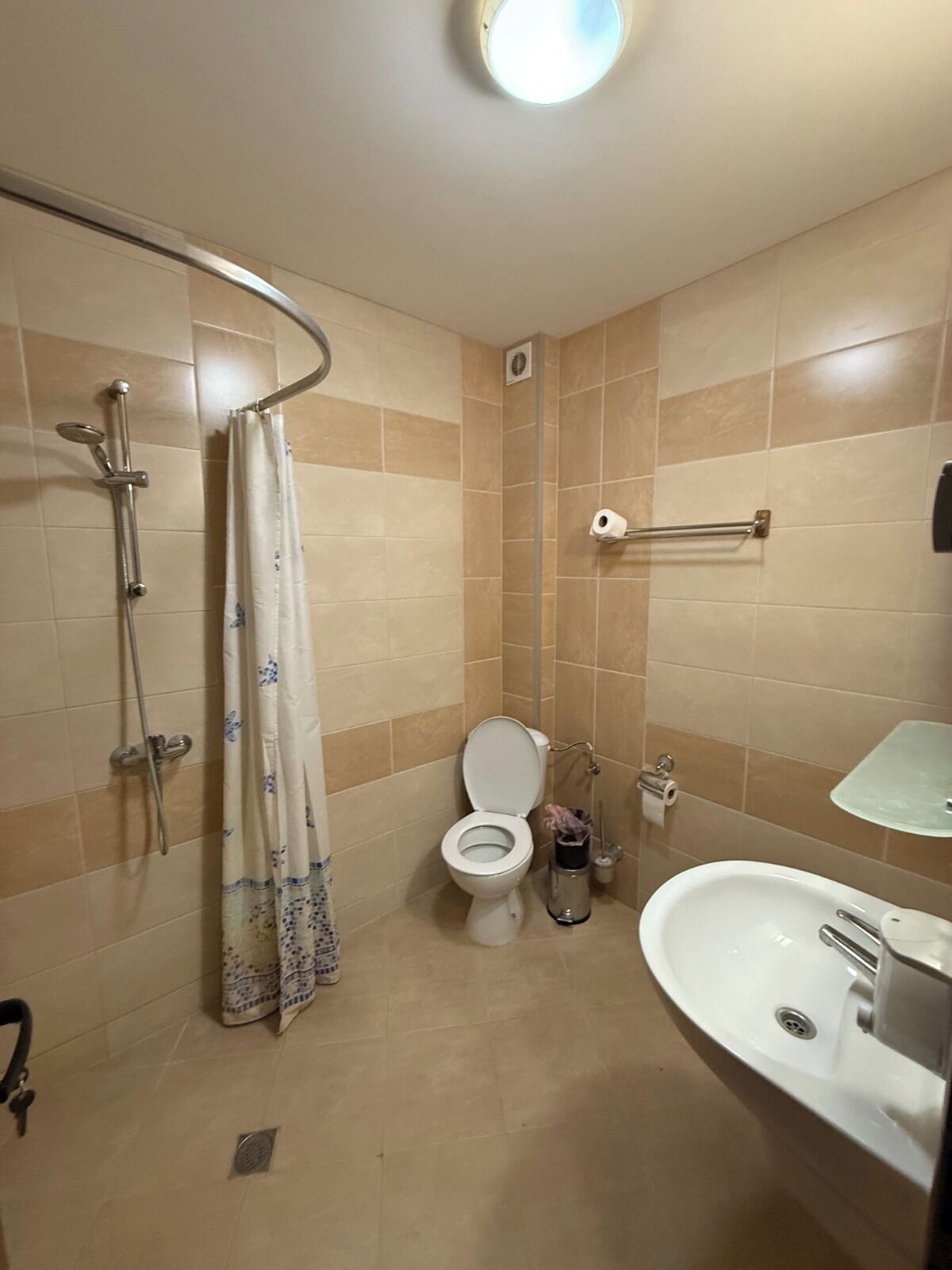 Quarto casal ou duplo luxo, para não fumantes, vista para a cidade | Banheiro | Chuveiro, produtos de toalete grátis