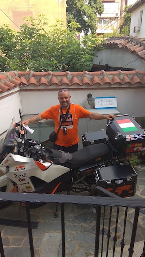 Free self parking, free valet parking - Root Hotel Old Town (Plovdiv)