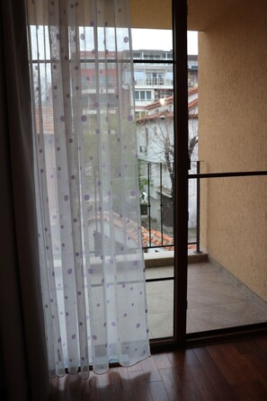 Habitación triple Confort, no fumadores, vistas a la ciudad | Balcón