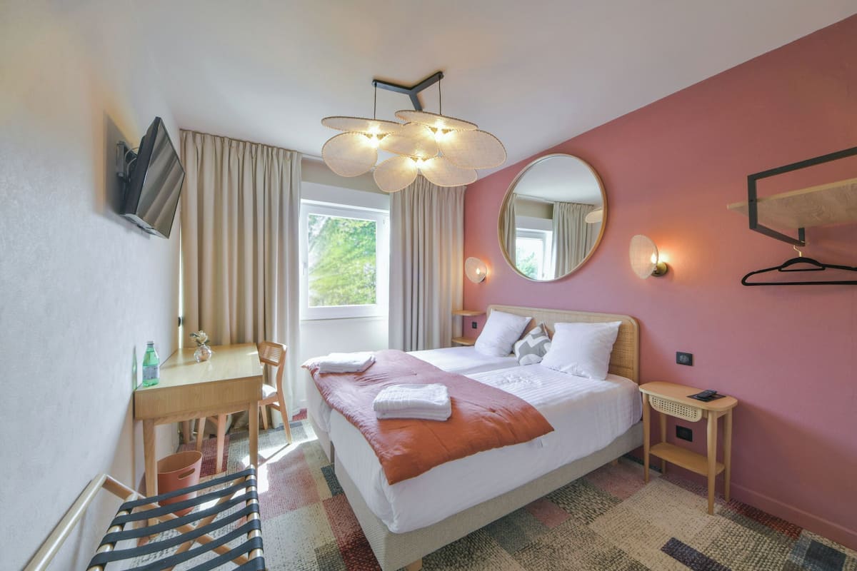 Luxe beddengoed, een bureau, geluiddichte muren, gratis wifi