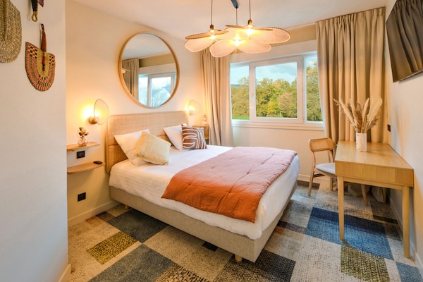 Premium bedding, desk, soundproofing, free WiFi