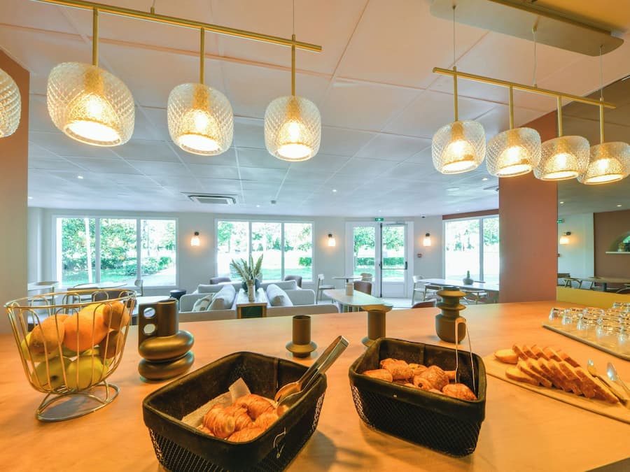 Se ofrece un desayuno bufé todos los días (14.90 EUR por persona)