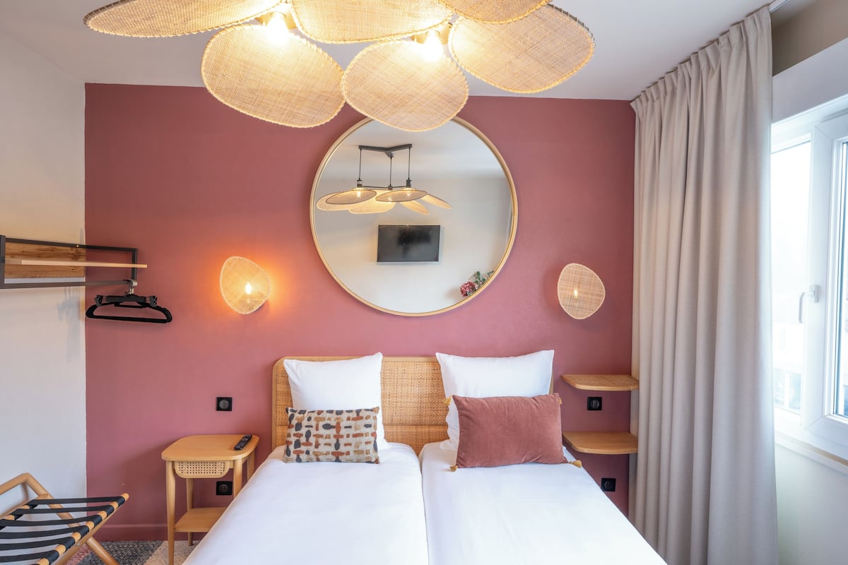 Premium bedding, desk, soundproofing, free WiFi