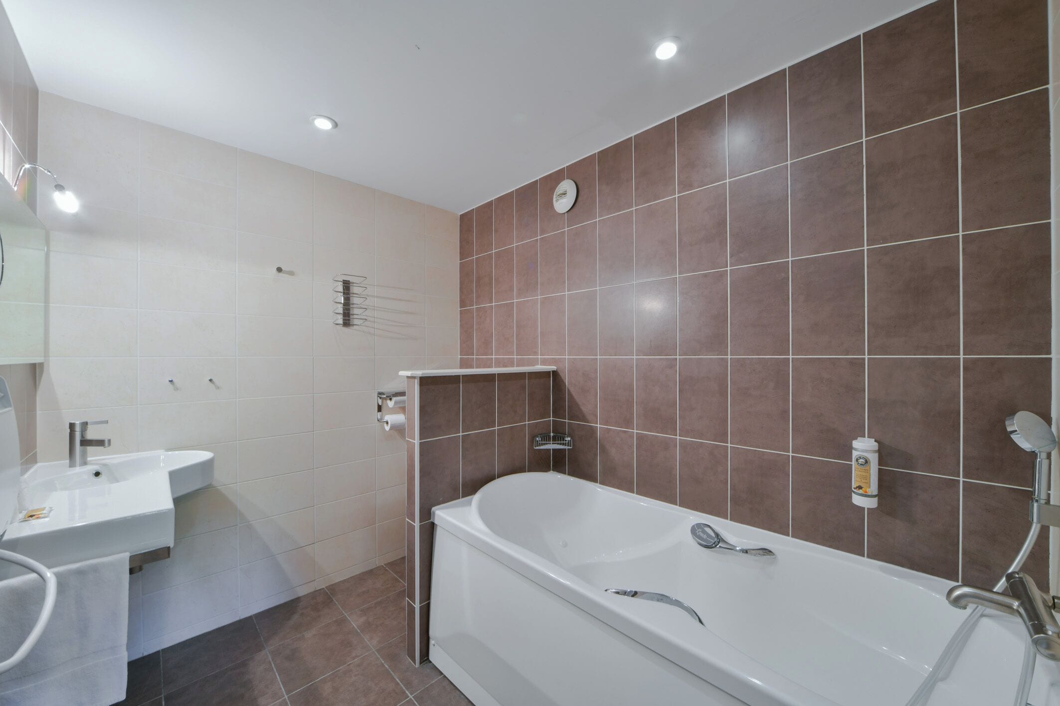 Superior-Doppelzimmer, 1 großes Einzelbett | Badezimmer | Kostenlose Toilettenartikel, Haartrockner, Handtücher, Seife