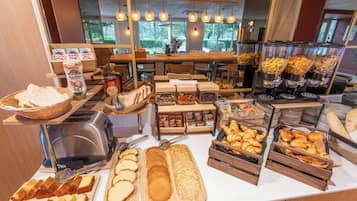 بوفيه فطور يوميًا بتكلفة قدرها (14.90 EUR للشخص)