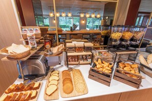 Daily buffet breakfast (EUR 14.90 per person) - BHOMA HOTEL (Bourges)