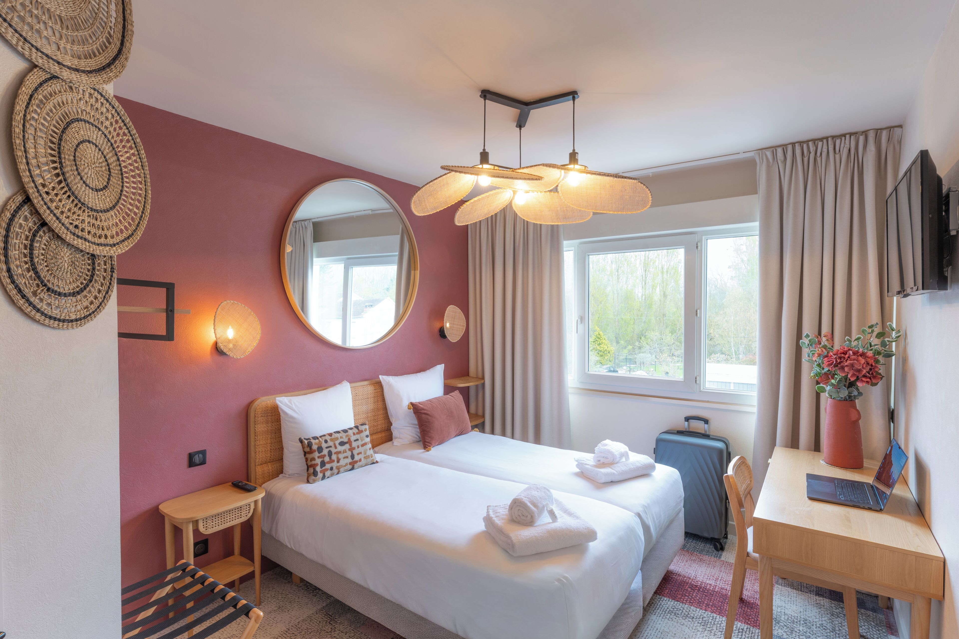 Habitación estándar con 2 camas individuales | Ropa de cama de alta calidad, escritorio, sistema de insonorización