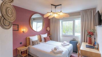 Habitación estándar con 2 camas individuales | Ropa de cama de alta calidad, escritorio, sistema de insonorización