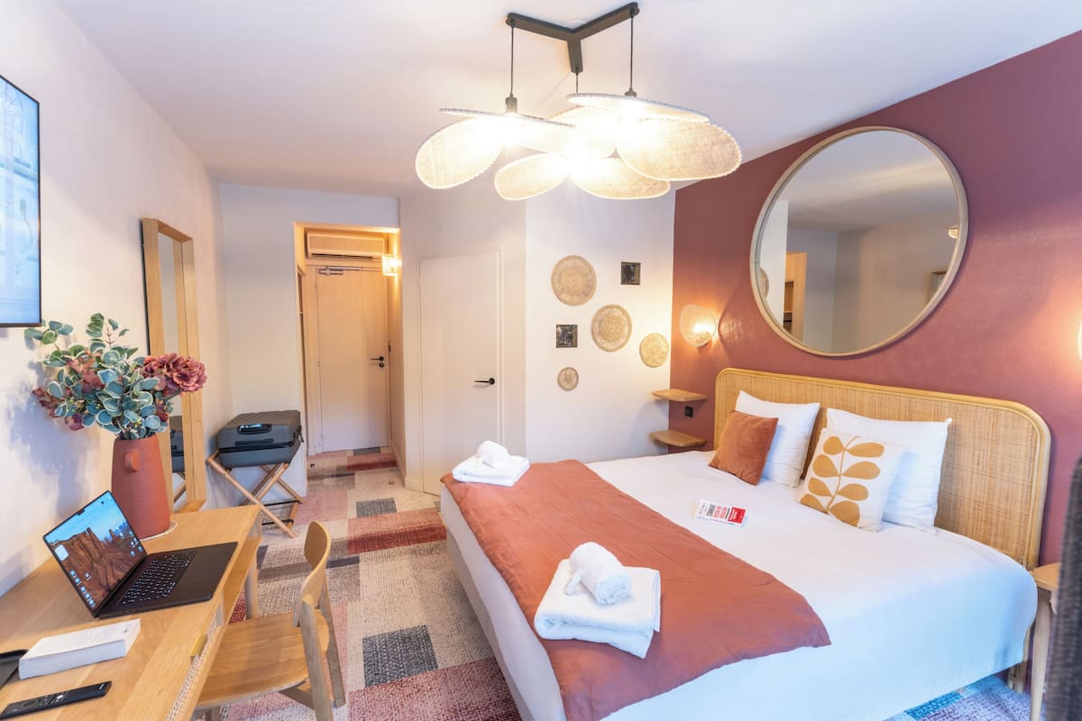 Comfort Room | Premium bedding, desk, soundproofing, free WiFi