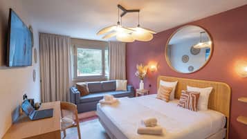 Quarto casal superior, 1 cama de solteiro grande | Roupas de cama premium, escrivaninha, quartos à prova de som