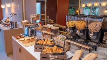 بوفيه فطور يوميًا بتكلفة قدرها (14.90 EUR للشخص)