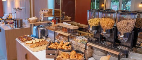 Sarapan prasmanan setiap hari (EUR 14.90 per orang)