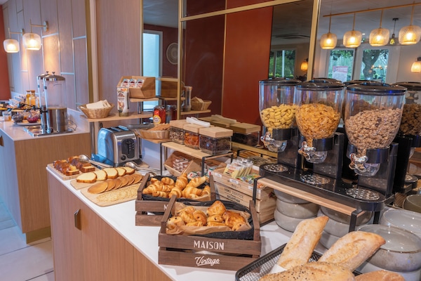 Sarapan prasmanan setiap hari (EUR 14.90 per orang)