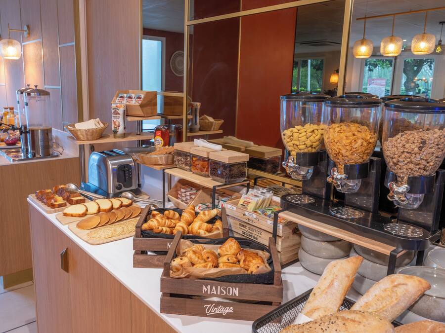 Daily buffet breakfast (EUR 14.90 per person)