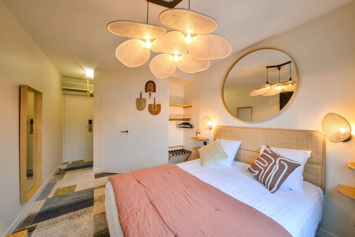 Luxe beddengoed, een bureau, geluiddichte muren, gratis wifi