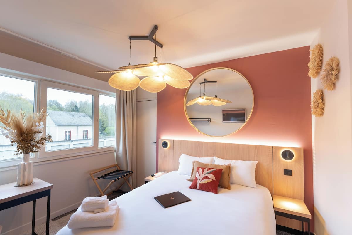 Connecting Rooms | Premium bedding, desk, soundproofing, free WiFi