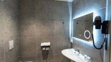 Articles de toilette gratuits, sèche-cheveux, serviettes fournies, savon