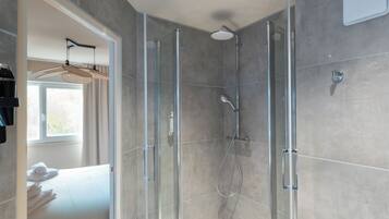 Habitación estándar con 2 camas individuales | Baño | Artículos de higiene personal gratuitos, secador de pelo y toallas