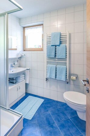 Douche, sèche-cheveux, serviettes fournies