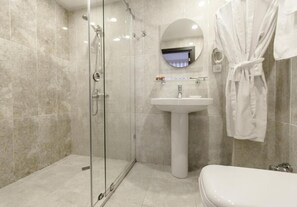 Douche, douche à « effet pluie », articles de toilette gratuits